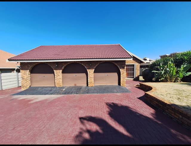 3 BEDROOM HOUSE FOR SALE IN VANDERBIJLPARK SE 3